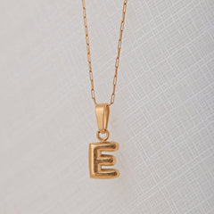Initiale Signature Manouchka – Acier inoxydable 316L plaqué or 18K