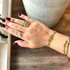 Le Bracelet – Chaînes dorées élégance